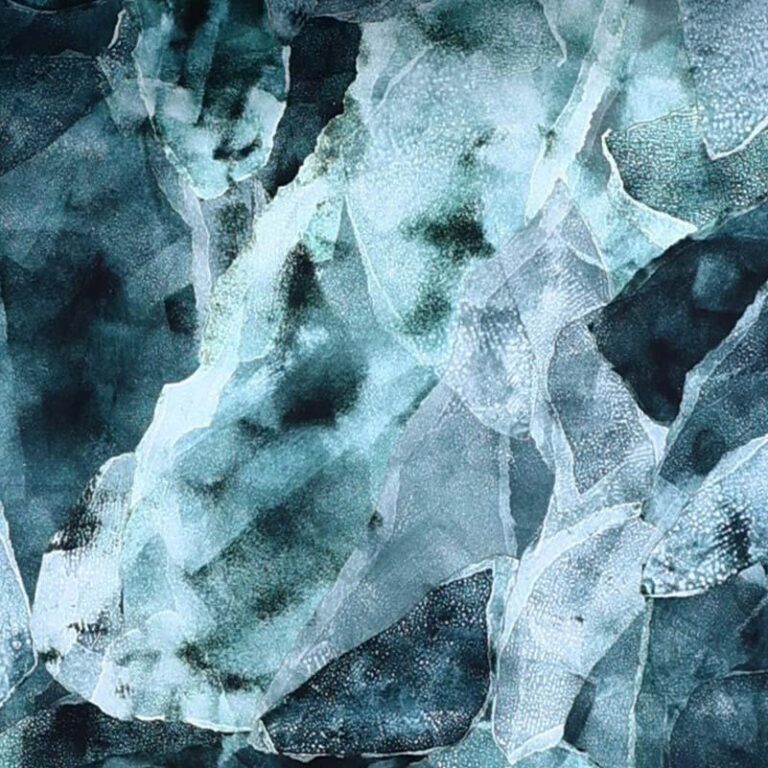 Abstraktes Bild aus sich überlagernden eisblauen und dunkelgrauen Formen, die an zerbrochenes Glas oder Eisfragmente erinnern und ein kühles und strukturiertes Muster mit durchscheinenden und undurchsichtigen Bereichen bilden.