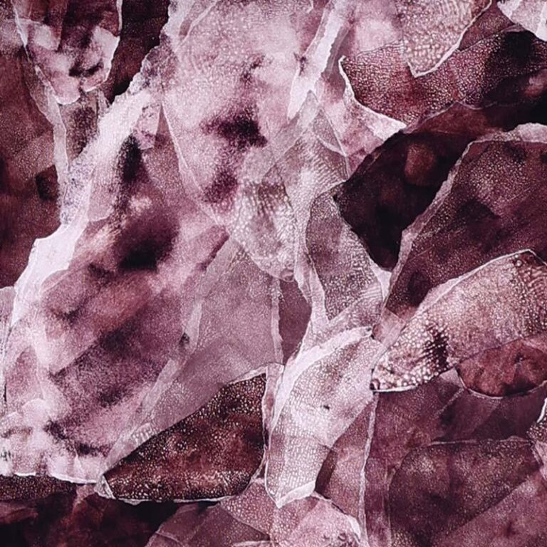 Abstraktes Kunstwerk mit sich überlappenden, halbtransparenten Formen in Lila-, Violett- und Rosatönen, die an geschichtete Kristalle oder strukturiertes Glas erinnern. Die Komposition hat eine weiche, organische Ausstrahlung mit unterschiedlichen hellen und dunklen Bereichen.