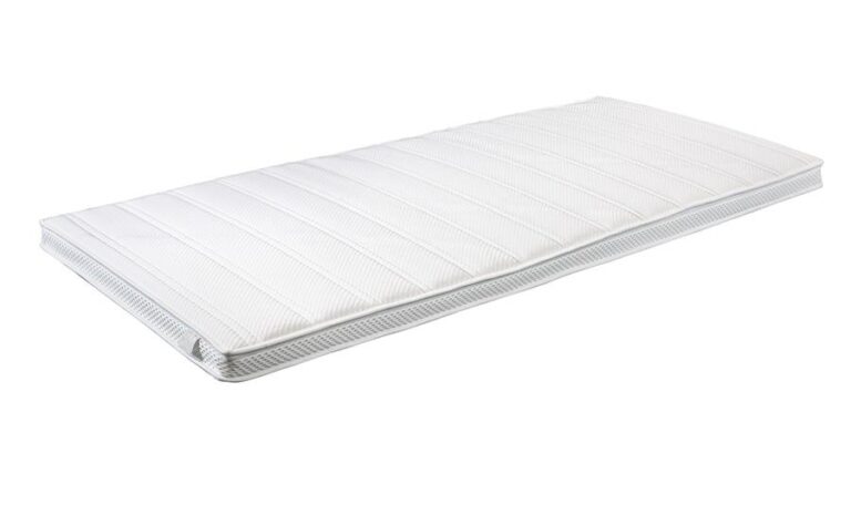 Eine dünne, rechteckige, weiße Matratzenauflage mit Steppmuster und leicht abgerundeten Ecken, die vor einem schlichten weißen Hintergrund steht.