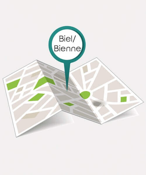 Illustration einer gefalteten Karte mit grünen Formen, die Parks oder Gebiete anzeigen, und einer Ortsmarkierung mit der Aufschrift Biel/Bienne, die Sie einlädt, uns zu bewerten, indem Sie Ihren Lieblingsort auf der Karte markieren.
