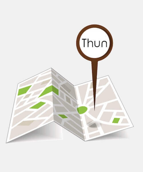 Illustration eines gefalteten Stadtplans mit grünen und grauen Flächen, auf denen eine Ortsnadel mit der Aufschrift "Thun" auf einen bestimmten Platz verweist - Bewerten Sie uns und entdecken Sie die besten Plätze in der Stadt!.