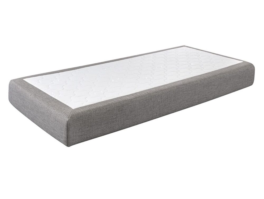 Eine einzelne, rechteckige Matratze mit weißer, gesteppter Oberseite und hellgrauen Stoffseiten, abgebildet auf einem schlichten weißen Hintergrund.