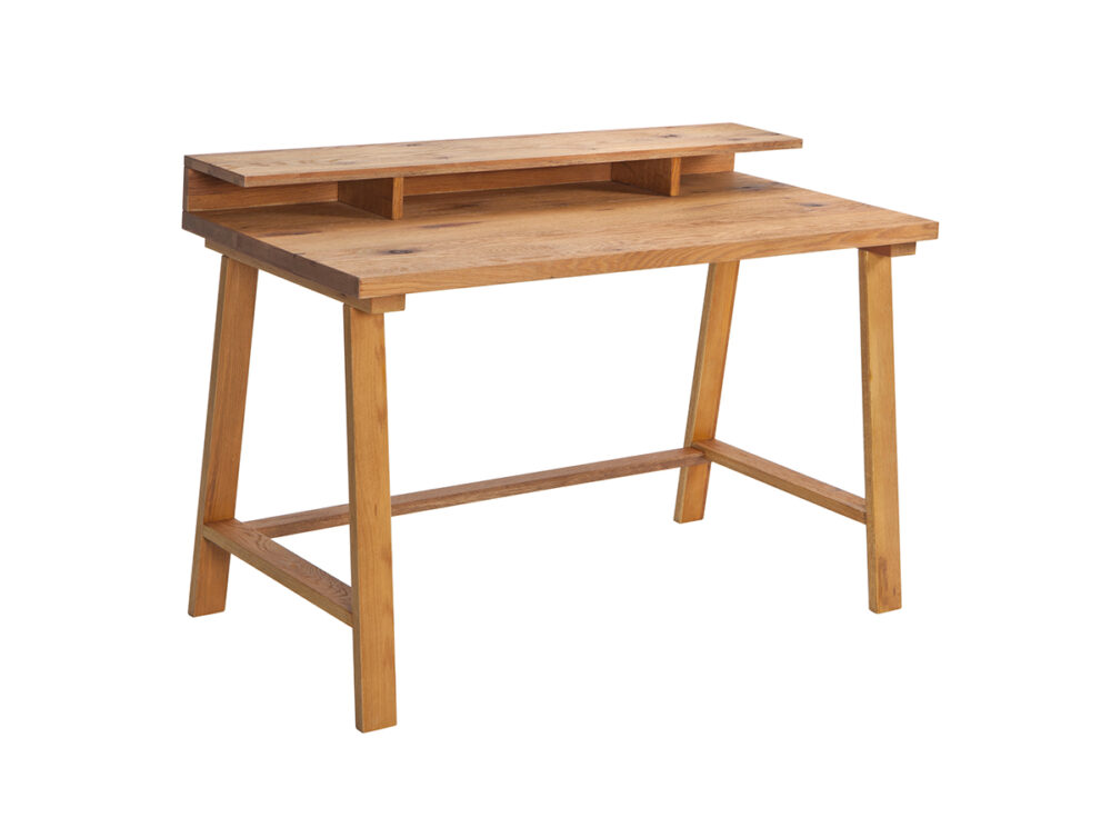 Ein naturbelassener Holztisch mit einer erhöhten Ablage an der Hinterkante und schlichten, angewinkelten Beinen. Das Design ist minimalistisch und funktional und eignet sich für das Heimbüro oder den Arbeitsbereich.