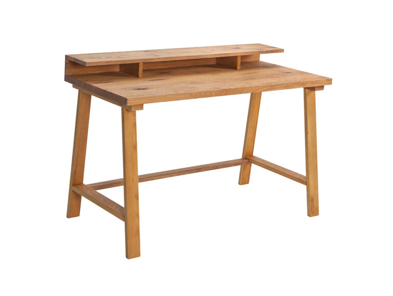 Ein naturbelassener Holztisch mit einer erhöhten Ablage an der Hinterkante und schlichten, angewinkelten Beinen. Das Design ist minimalistisch und funktional und eignet sich für das Heimbüro oder den Arbeitsbereich.