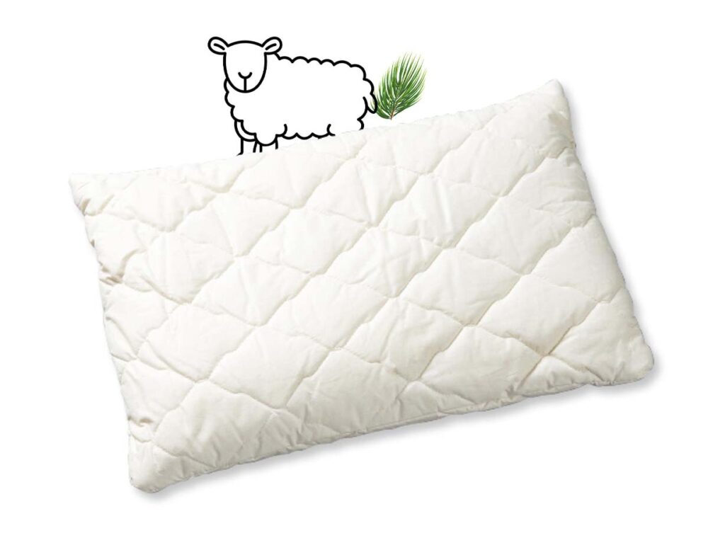 Ein weißes, gestepptes Kissen liegt auf einem weißen Hintergrund. Über dem Kissen befindet sich eine einfache Strichzeichnung eines Schafes mit einem grünen Blatt dahinter.