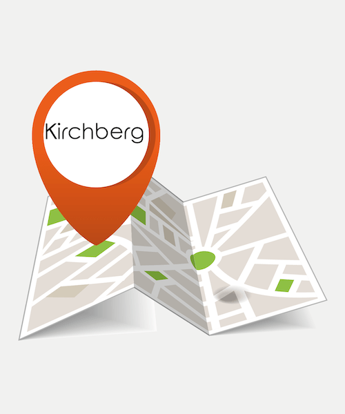 Auf einer illustrierten Karte ist der Kirchberg mit einer großen roten Stecknadel gekennzeichnet, die Straßen und Grünflächen hervorhebt und die Besucher dazu einlädt, die Stadt zu erkunden und zu bewerten.