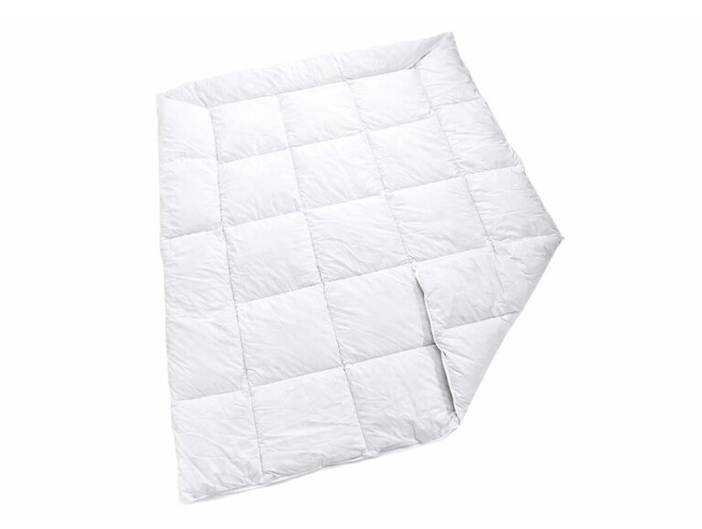 Eine weiße, gesteppte Bettdecke mit einem Gittermuster ist an einer Ecke leicht gefaltet und steht auf einem einfarbig weißen Hintergrund.