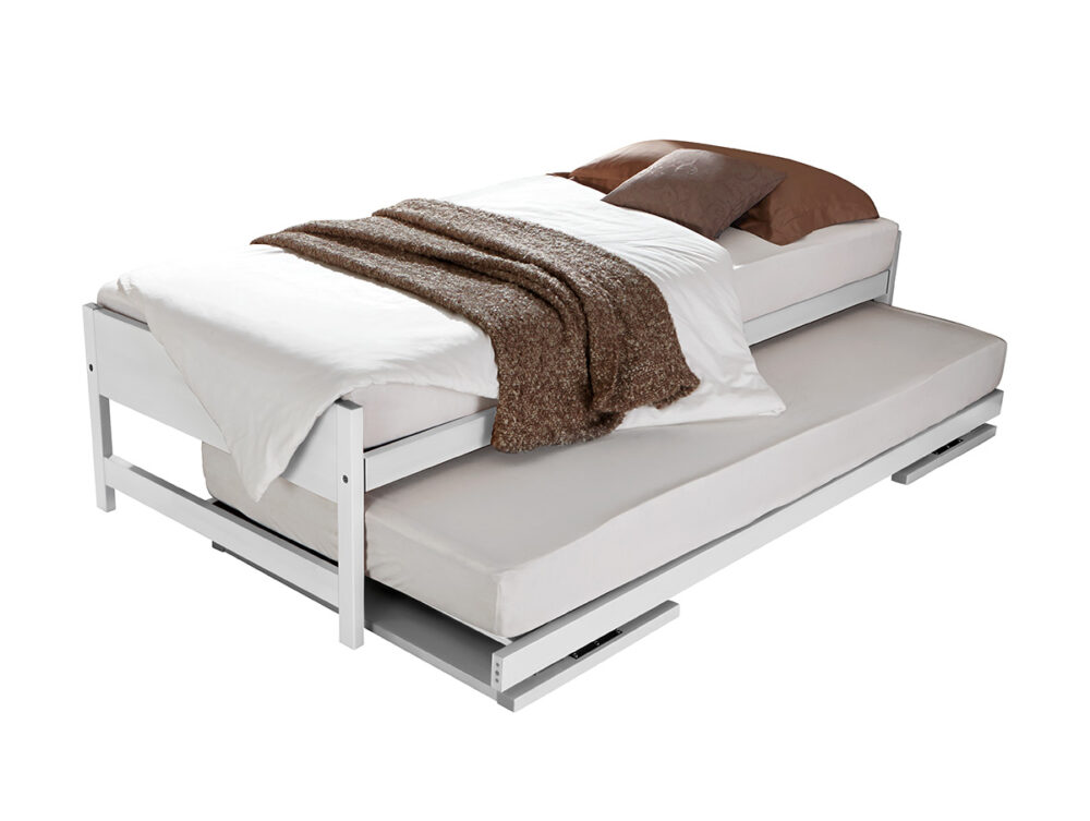 Ein weißes Hasena Gästebett "Lido" mit ausgezogenem unteren Bett, mit weißer Bettwäsche, einer braunen Decke und zwei Kissen auf der oberen Matratze, vor einem schlichten weißen Hintergrund.