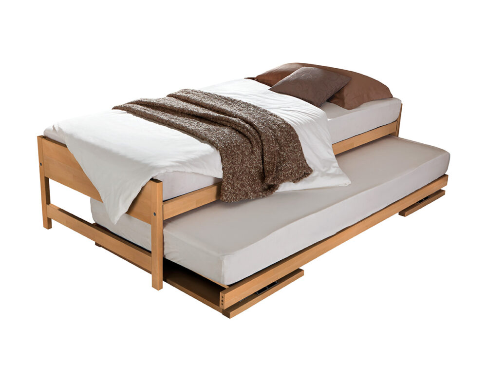 Das Hasena Gästebett "Lido" ist ein hölzernes Rollbett mit weißem Bettzeug und braunen Kissen, bei dem das untere Bett teilweise unter dem oberen Bett herausgezogen wird.