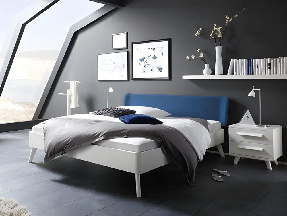 Ein Schlafzimmer mit einem Bett und einem Fenster.