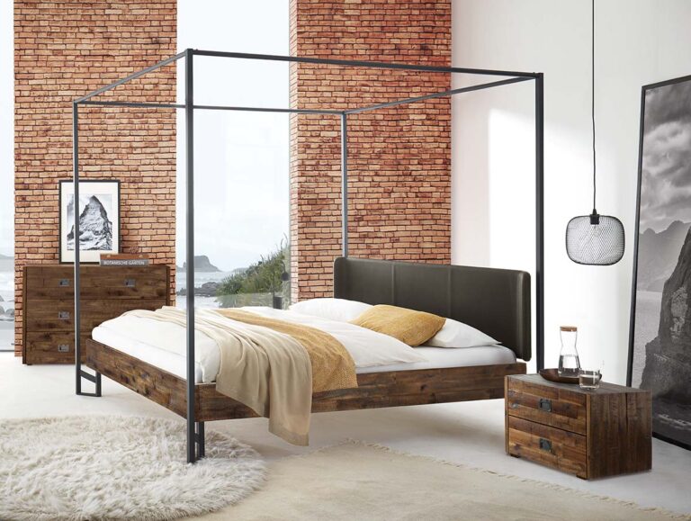 Modernes Schlafzimmer mit Himmelbett, Backsteinwänden, flauschigem weißen Teppich, rustikalen Holzmöbeln, großem Fenster mit Blick auf Wasser und Berge und einem schwarz-weiß gerahmten Landschaftsfoto auf dem Boden.