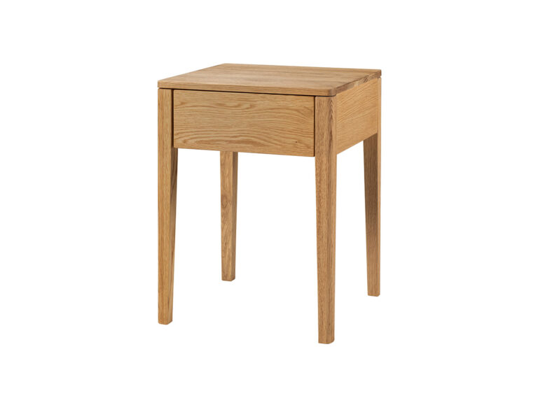 Ein kleiner, quadratischer Holztisch mit vier geraden Beinen und einer natürlichen Holzoberfläche, isoliert auf einem weißen Hintergrund.