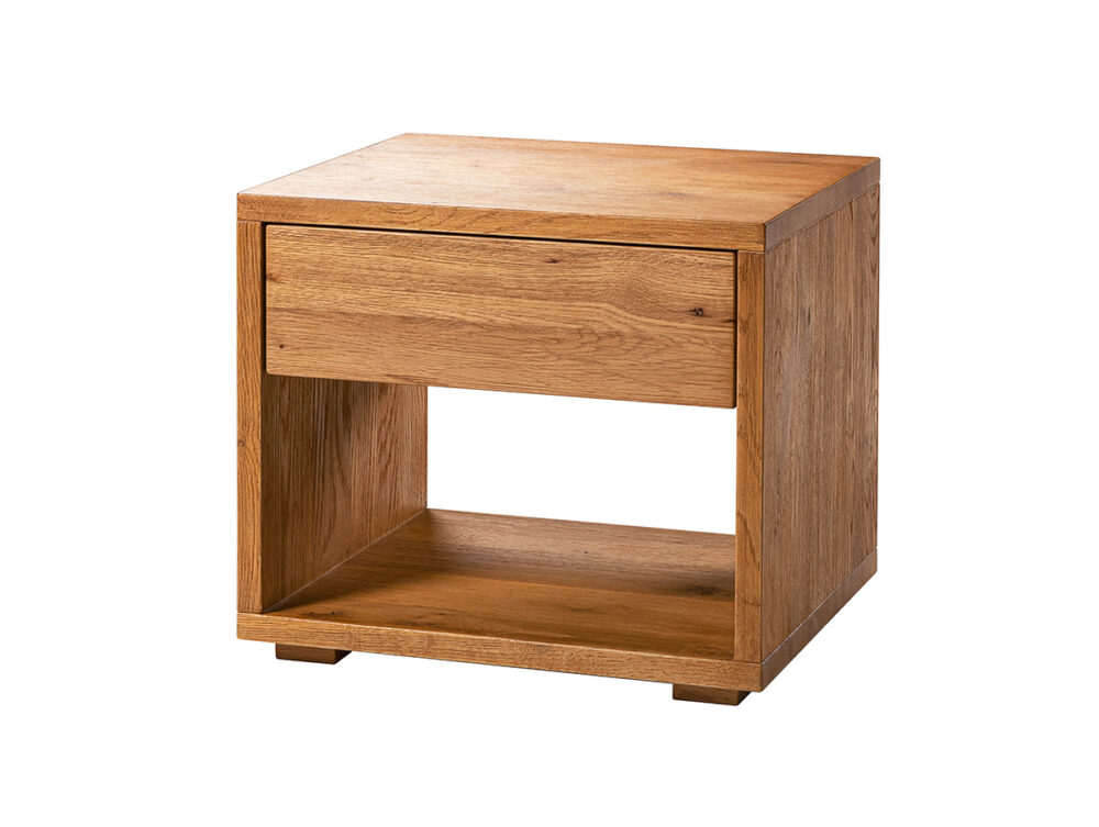 Ein Nachttisch aus Holz mit einer einzigen Schublade und einer offenen unteren Ablage, dargestellt vor einem weißen Hintergrund. Das Design ist modern und minimalistisch, mit einer natürlichen Holzoberfläche.