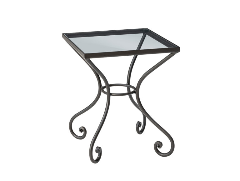 Ein kleiner quadratischer Tisch mit einer Glasplatte und schwarzen Metallbeinen, die sich nach außen wölben und an den Enden mit dekorativen Schnörkeln versehen sind.