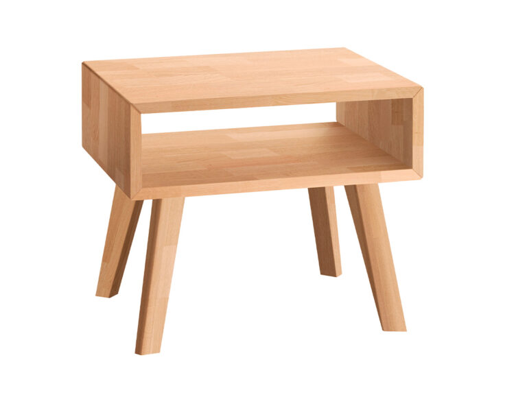 Ein hölzerner Beistelltisch mit vier abgewinkelten Beinen und einer offenen rechteckigen Ablage aus hellem Holz, fotografiert vor einem weißen Hintergrund.