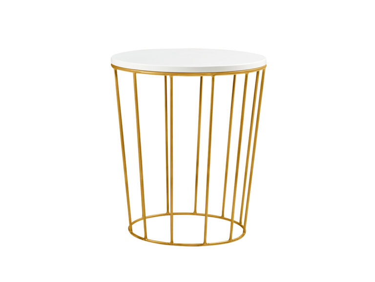 Ein kleiner runder Beistelltisch mit weißer Platte und goldenem Metalldrahtgestell, offen und luftig gestaltet, vor einem schlichten weißen Hintergrund.