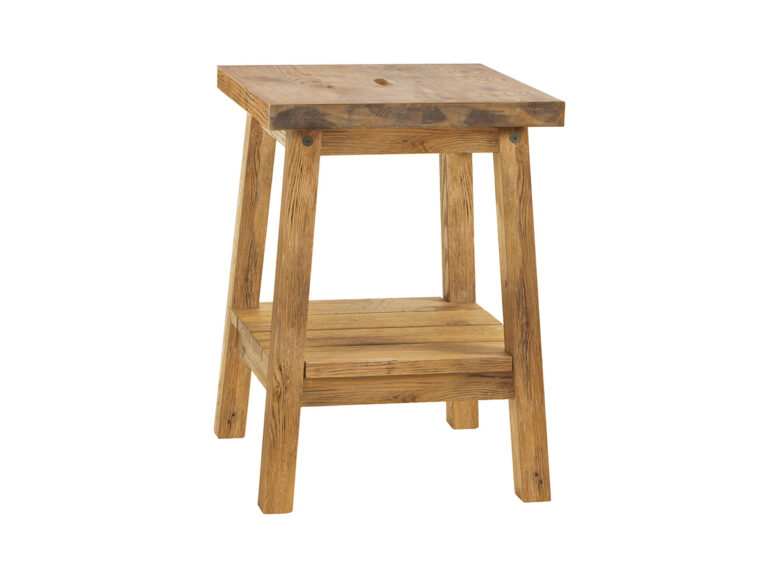 Ein kleiner, rustikaler Holzhocker mit vier Beinen, einer quadratischen Sitzfläche und einer unteren Ablage. Das Holz hat eine natürliche Oberfläche mit sichtbarer Maserung und Ästen, die ihm einen Vintage-Look verleihen.