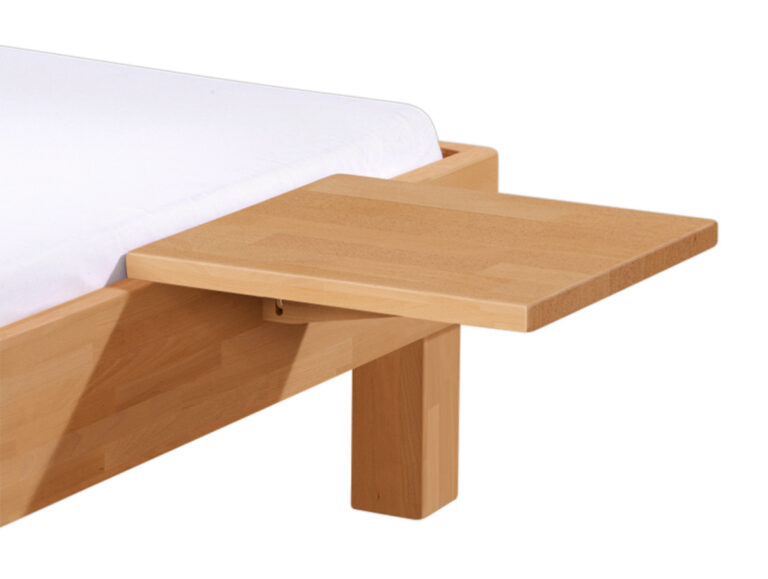 Ein hölzerner Bettrahmen mit einem eingebauten, rechteckigen Beistelltisch ragt aus der Seite heraus und zeigt ein minimalistisches Design mit hellem Holz und einer weißen Matratze.