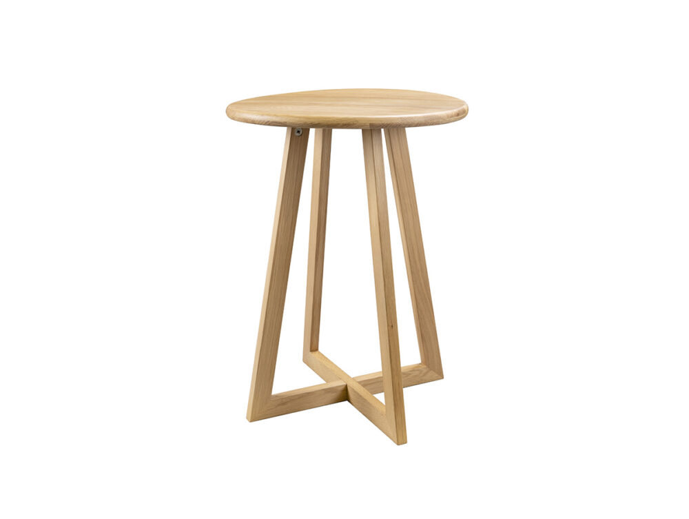 Ein moderner Holzhocker mit einer runden, glatten Sitzfläche und geometrischen Beinen, die ein minimalistisches und zeitgenössisches Design schaffen. Der Hocker ist hellbraun und wird vor einem weißen Hintergrund gezeigt.