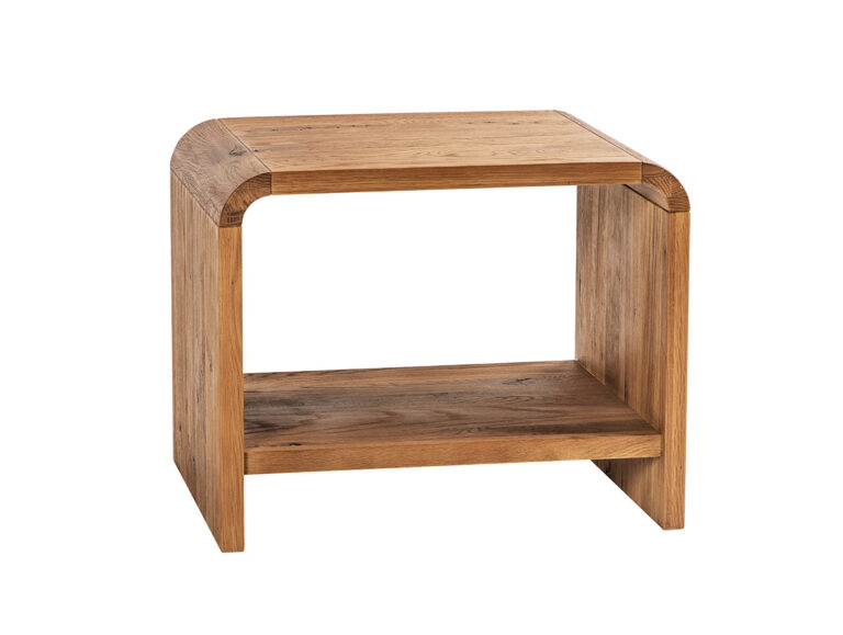 Ein Beistelltisch aus Holz mit rechteckiger Form, abgerundeten oberen Ecken und einer offenen Ablage unter der Tischplatte. Das Holz hat eine natürliche Oberfläche, die die Maserung hervorhebt. Der Tisch ist vor einem weißen Hintergrund fotografiert.
