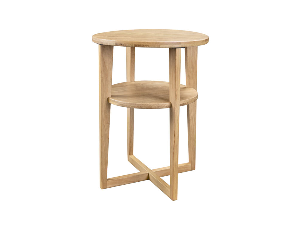 Ein runder Beistelltisch aus hellem Holz mit einer zweiten unteren Ablage und vier geraden Beinen, die durch eine kreuzförmige Stütze verbunden sind.