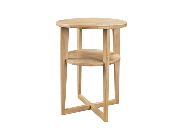 Ein runder Beistelltisch aus hellem Holz mit einer zweiten unteren Ablage und vier geraden Beinen, die durch eine kreuzförmige Stütze verbunden sind.