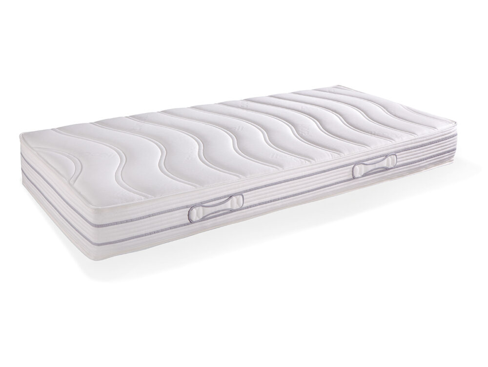 Eine weiße Einzelmatratze mit einem gesteppten, wellenförmigen Muster auf der Oberseite, seitlichen Griffen und hellgrauen Paspeln entlang der Ränder, dargestellt vor einem einfarbig weißen Hintergrund.