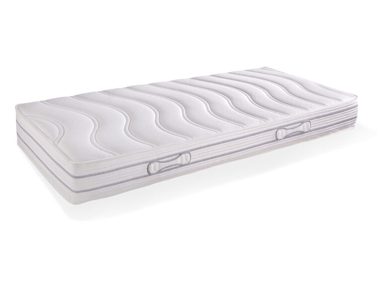 Eine weiße Einzelmatratze mit einem gesteppten, wellenförmigen Muster auf der Oberseite, seitlichen Griffen und hellgrauen Paspeln entlang der Ränder, dargestellt vor einem einfarbig weißen Hintergrund.