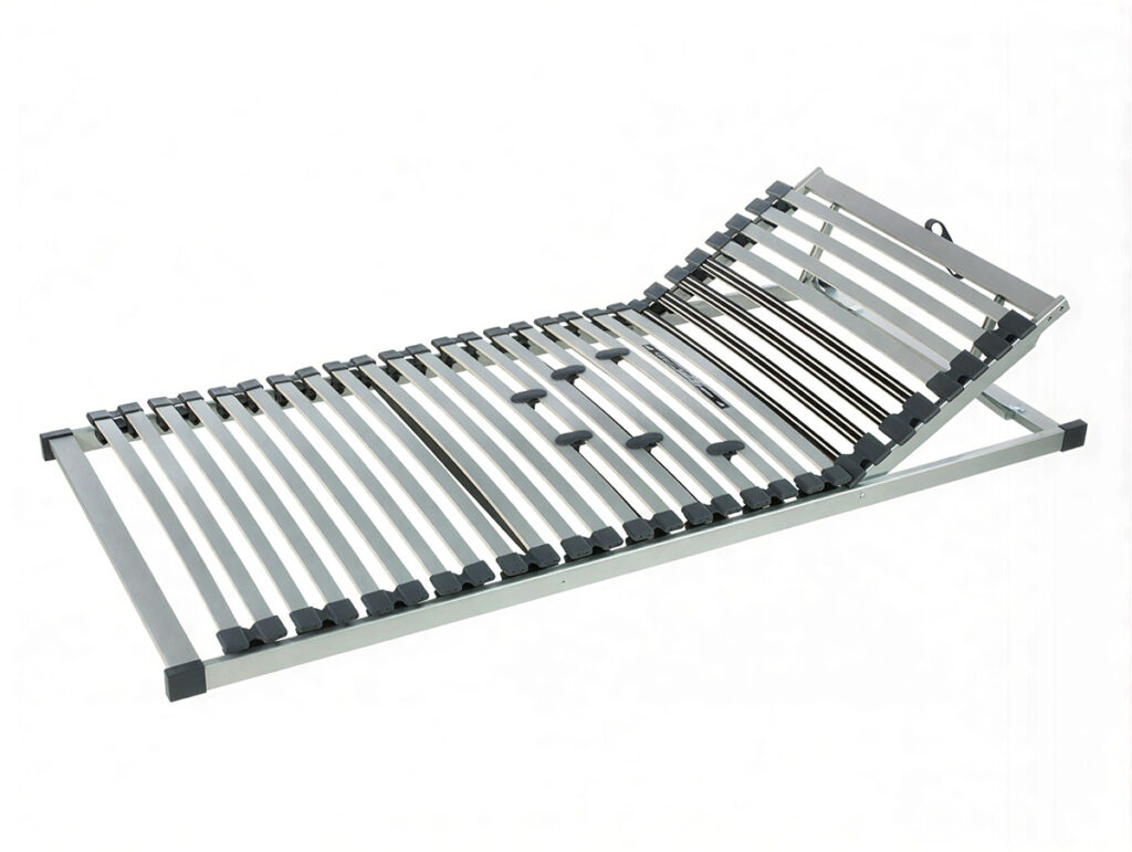 Ein verstellbarer Bettrahmen aus Metall mit Holzlatten, mit einem erhöhten Teil am Kopfteil für eine individuell anpassbare Höhe und Unterstützung - ideal, wenn Sie sich fragen: Wie berechne ich die Höhe meines Bettes?.