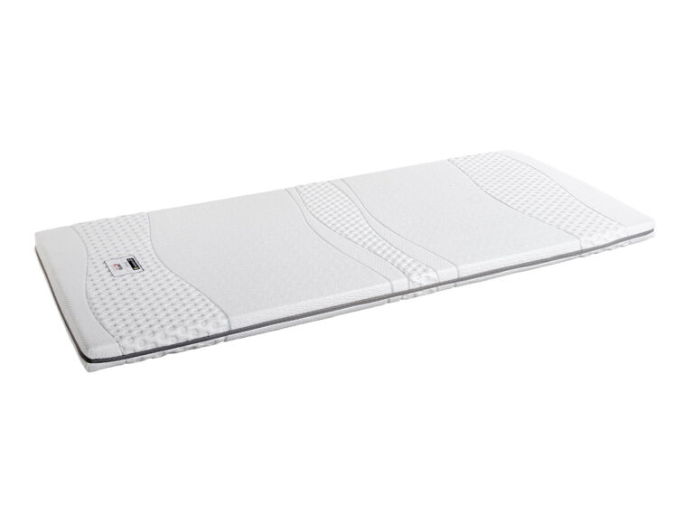 Eine weiße Matratzenauflage mit strukturierten und glatten Abschnitten und einem kleinen Etikett in der Ecke ist flach vor einem weißen Hintergrund abgebildet.