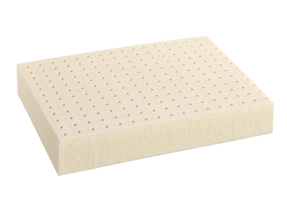 Der Robusta Naturlatex-Topper "Paradiso" ist ein cremefarbener, rechteckiger Schaumstoff-Topper mit gleichmäßig verteilten kleinen Löchern auf der Oberseite, die ihn ähnlich wie eine Matratze oder ein Kissen atmungsaktiv erscheinen lassen.