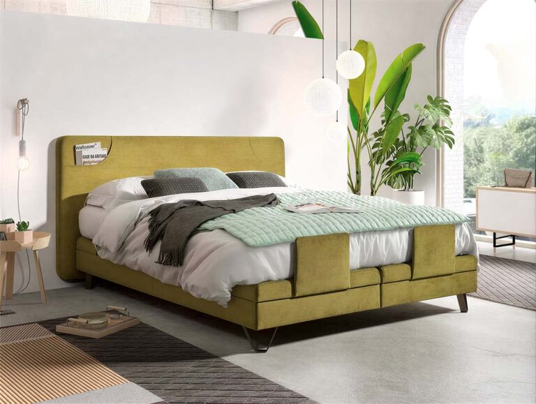 Modernes Schlafzimmer mit grünem Polsterbett, kuscheligem Bettzeug, großen Fenstern, Pflanzen, hängenden Kugelleuchten und zeitgenössischem Dekor in einem hellen, luftigen Raum mit Betonwänden und neutralen Akzenten.