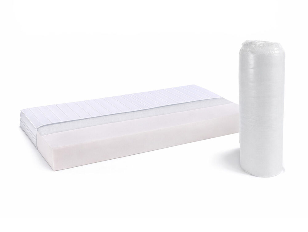 Eine rechteckige Matratze wird neben ihrer aufgerollten, vakuumversiegelten Verpackung auf weißem Hintergrund gezeigt. Die Matratze hat einen mehrschichtigen Aufbau mit verschiedenen Weiß- und Grautönen.