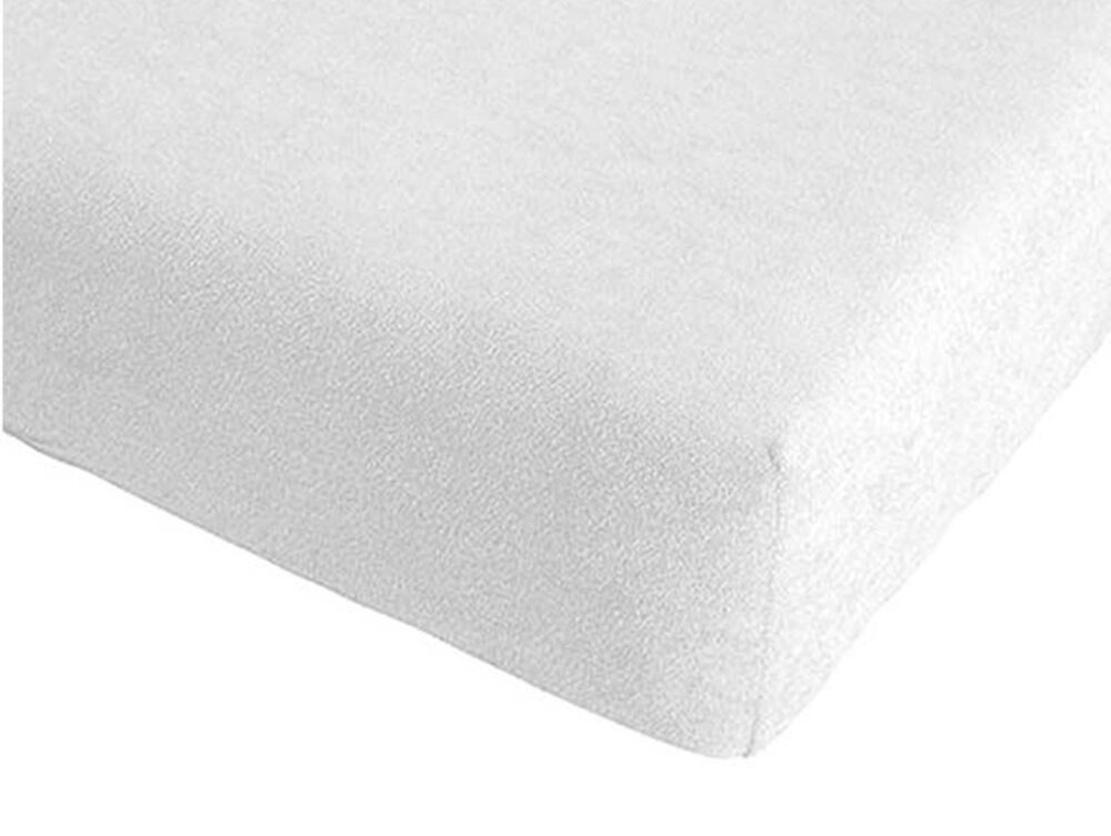 Nahaufnahme der Ecke eines weißen Fixleintuch Softtouch Antibac wasserdicht-Matratzenbezugs, der aus glattem, weichem Stoff gefertigt ist und sich eng an die Matratze anschmiegt.