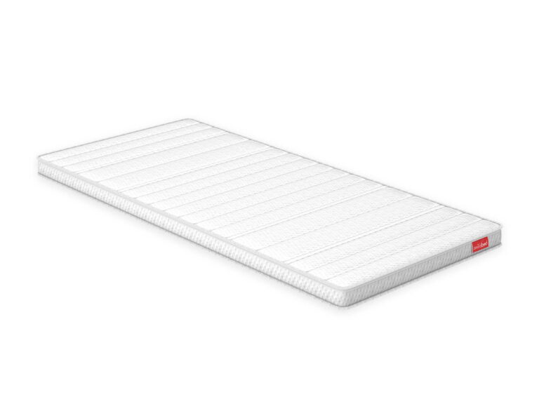 Eine weiße Matratzenauflage in Einzelgröße mit Steppmuster auf weißem Hintergrund. An einer Ecke der Auflage ist ein kleines rotes Stoffschildchen angebracht.