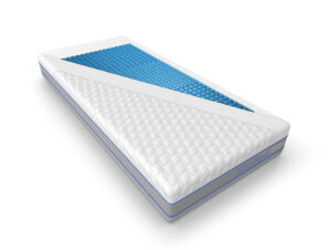 Eine Matratze, bei der eine Ecke weggeschnitten wurde, so dass die Schichten im Inneren sichtbar werden, darunter eine blaue Gelschicht auf der Oberseite und weiße Polsterschichten darunter, alles auf weißem Hintergrund.