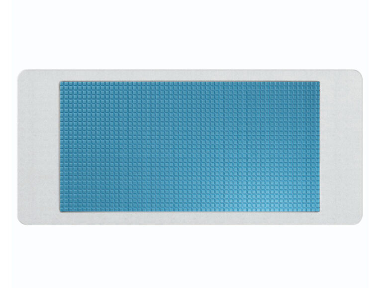 Ein rechteckiger Pflasterverband mit einem großen blauen Polster in der Mitte, das auf einem schlichten weißen Hintergrund angebracht ist. Das blaue Kissen ist mit einem strukturierten Gittermuster versehen.