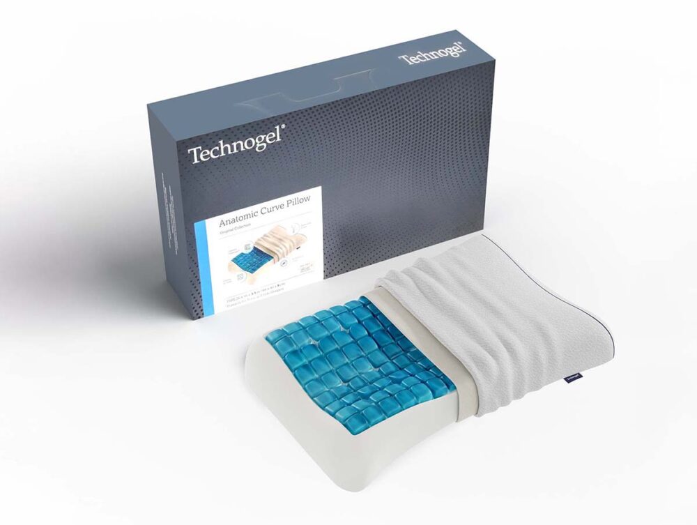 Das Technogel Kissen Anatomic Curve, dessen weißer Bezug teilweise entfernt wurde, um die ikonische blaue Gelschicht freizulegen, wird neben seiner Markenverpackung ausgestellt.