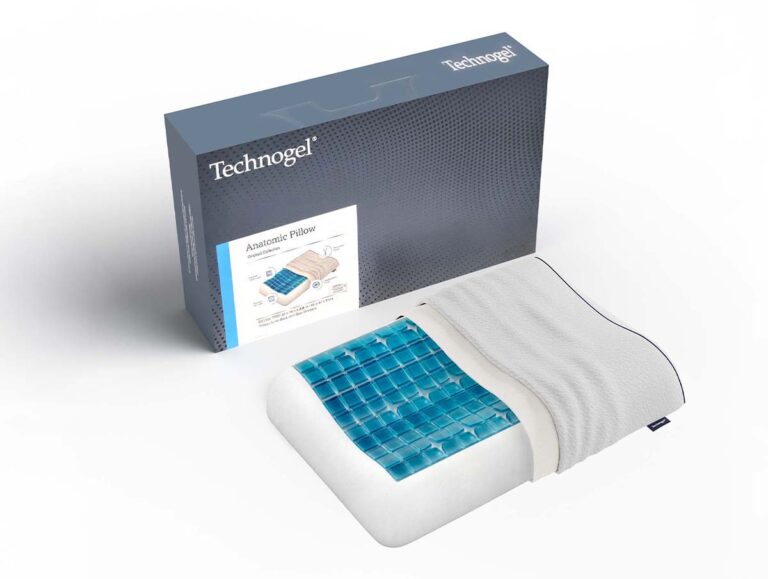 Das Technogel Kissen Anatomic ist mit seiner blauen Verpackung abgebildet. Der weiße Bezug ist teilweise entfernt und zeigt die blaue Gelschicht über dem Schaumstoff. Auf der Verpackung sind der Produktname, Details und Bilder abgebildet.