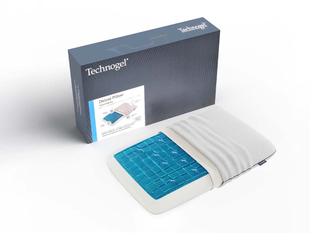 Ein Technogel Kissen Deluxe und seine Schachtel sind ausgestellt. Der weiße Bezug des Kissens ist teilweise zurückgezogen, so dass die charakteristische blaue Gelschicht mit einem Gittermuster zum Vorschein kommt.