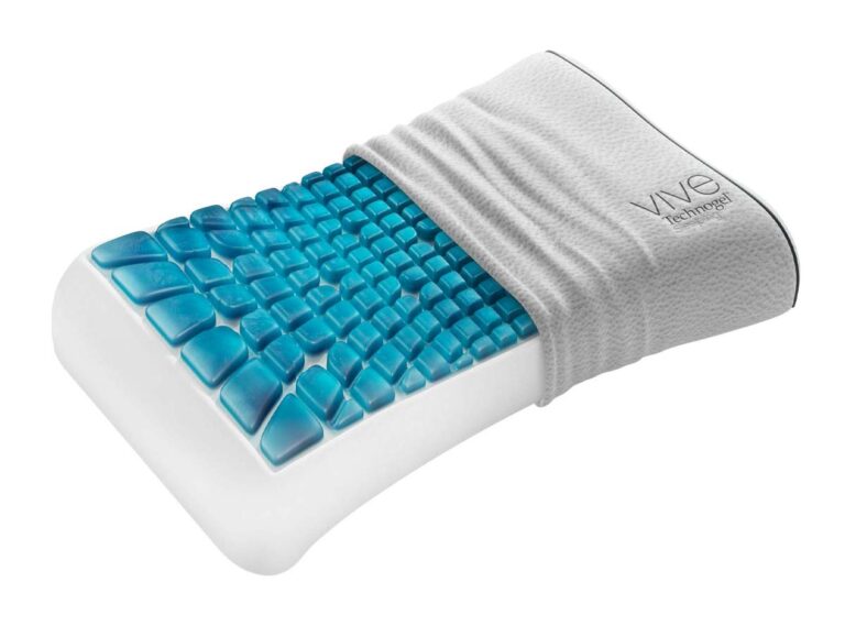 Ein weißes Memory-Foam-Kissen mit einer blauen kühlenden Gelschicht auf der Oberseite, die teilweise von einem abnehmbaren weißen Stoffbezug mit der Aufschrift vive reimagined bedeckt ist. Die Gelschicht besteht aus erhabenen, quadratischen Abschnitten.