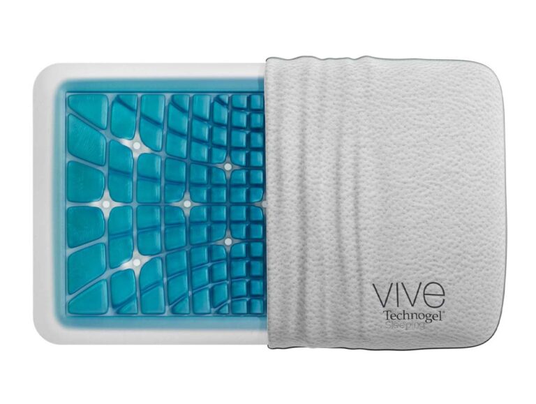 Ein rechteckiges Kissen mit abnehmbarem weißem Bezug, der teilweise abgenommen werden kann und eine blaue, gitterförmige Gelschicht im Inneren offenbart. Das Wort vive Technogel ist unten rechts auf dem Bezug aufgedruckt.