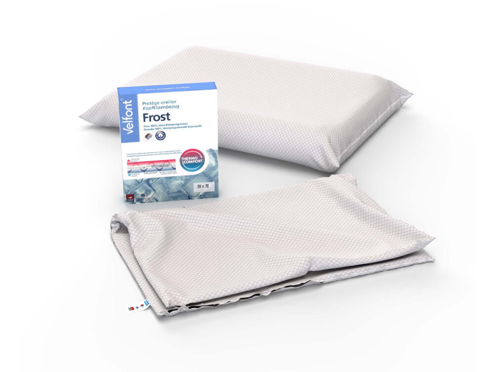 Zwei hellgraue Kissen - ein gestapeltes und ein flaches - werden mit einer Velfont Frost Box gezeigt, die die Eigenschaften des Velfont Kissenbezugs Thermoregulierend vor einem klaren weißen Hintergrund hervorhebt.