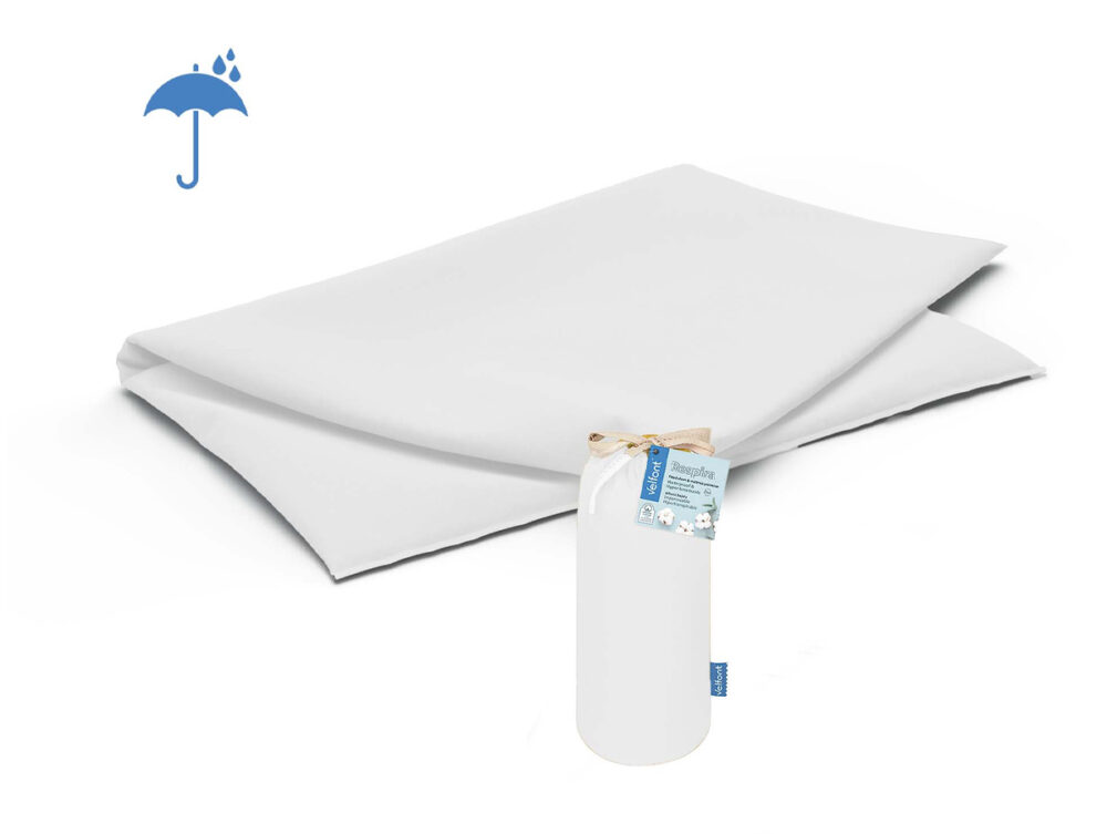 Ein gefalteter Velfont Kissenbezug Respira wasserdicht-Matratzenschoner liegt flach, eine aufgerollte Version mit dem Etikett davor. Ein blaues Regenschirm-Symbol mit Regentropfen unterstreicht die wasserabweisende Eigenschaft.