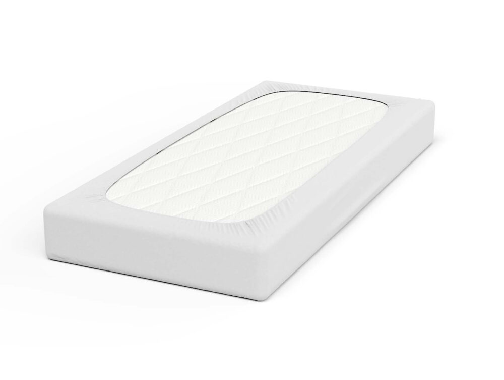 Eine weiße, rechteckige Wickelauflage mit gesteppter, rautenförmiger Oberfläche und erhöhten Rändern, abgebildet auf einem einfarbig weißen Hintergrund.