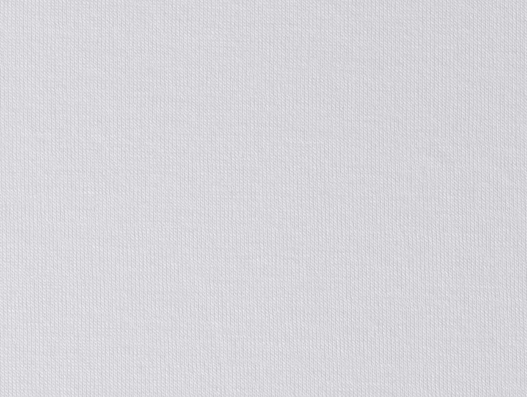 Nahaufnahme einer einfarbigen, hellgrauen, strukturierten Stoffoberfläche mit einem subtilen, durchgängig sichtbaren Bindungsmuster.