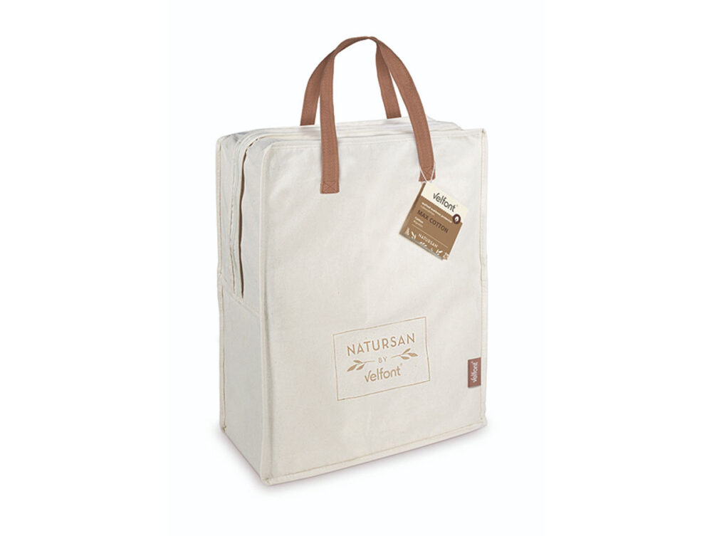 Beigefarbene, rechteckige Stofftasche mit zwei braunen Henkeln und einem Reißverschluss. Auf der Vorderseite ist der Schriftzug NATURSAN by Velfont zu sehen, oben ist ein braunes Etikett angebracht.