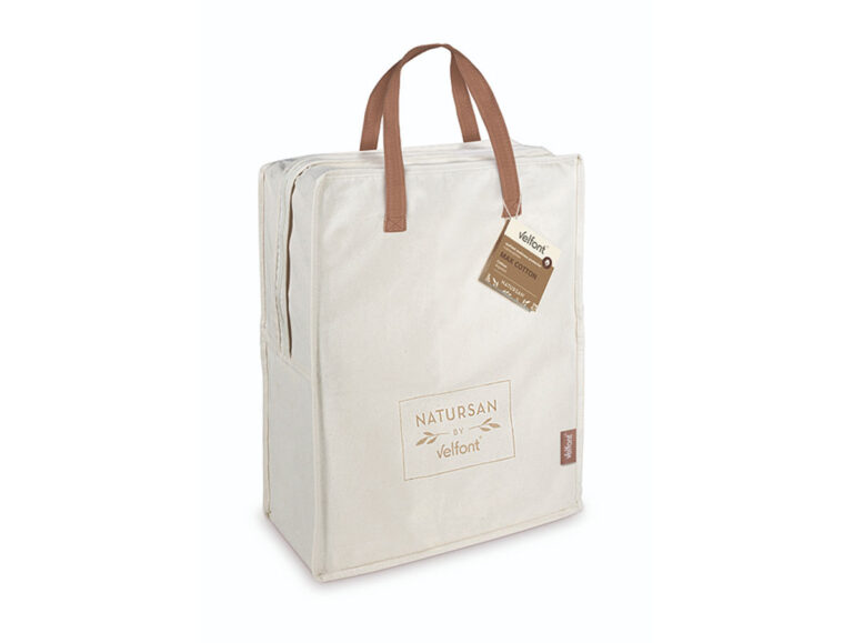 Beigefarbene, rechteckige Stofftasche mit zwei braunen Henkeln und einem Reißverschluss. Auf der Vorderseite ist der Schriftzug NATURSAN by Velfont zu sehen, oben ist ein braunes Etikett angebracht.