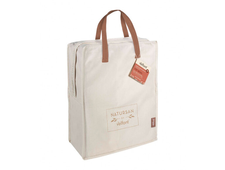 Ein beiger rechteckiger Stoffbeutel mit braunen Henkeln, Reißverschluss und NATURSAN by Velfont-Logo auf der Vorderseite enthält eine Velfont Top Wool Matratzenauflage. Das Produktetikett ist an einem Henkel befestigt.