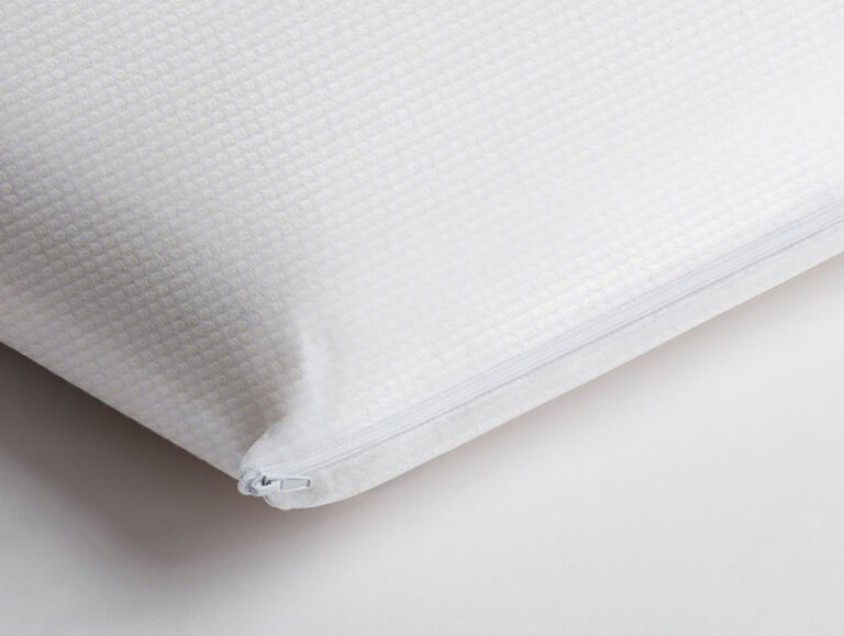 Nahaufnahme des Velfont Kopfkissens "Viscofresh" Thermoregulierend, mit feiner Struktur und sichtbarem Reißverschluss, auf einer glatten, hellen Oberfläche.